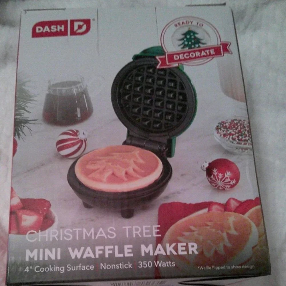Dash Christmas Tree Mini waffle maker new in box